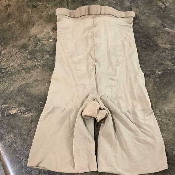 Spanx size A mid-thigh short - Picture 7 of 8